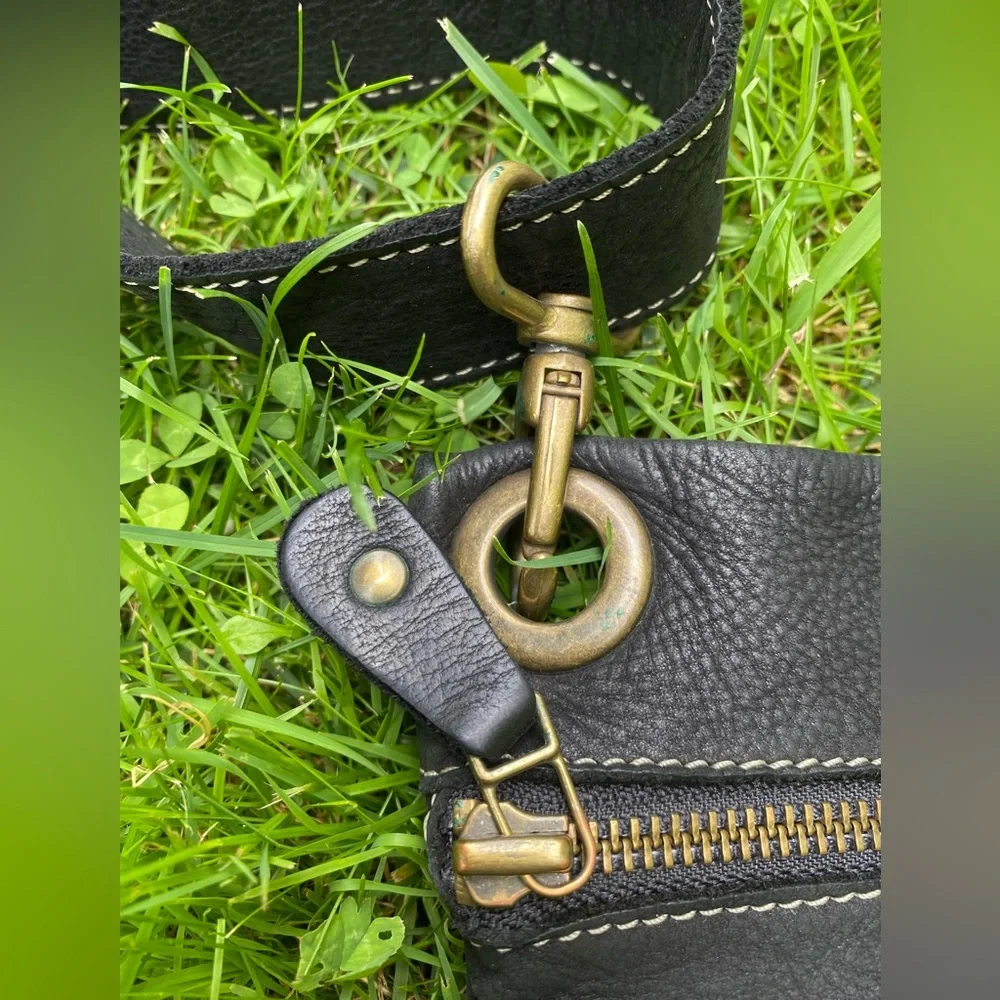 ROOTS crossbody tribe leather buckle front purse black - Picture 3 of 8